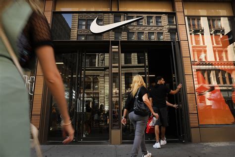 Thousands Say Nike Air Max Sneaker 'Offensive' To Muslims, 